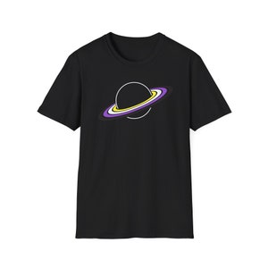 Può includere: T-shirt nero con un disegno del pianeta. Il pianeta ha un contorno bianco, un anello viola e giallo e un pianeta bianco. La maglietta è a girocollo e maniche corte.