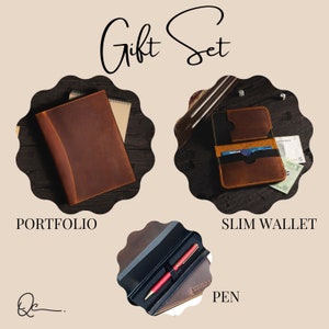 Pu&ograve; includere: Un set regalo in pelle con un portafoglio marrone, un portafoglio sottile marrone e una penna in una custodia in pelle marrone. Il set &egrave; esposto su una superficie in legno.