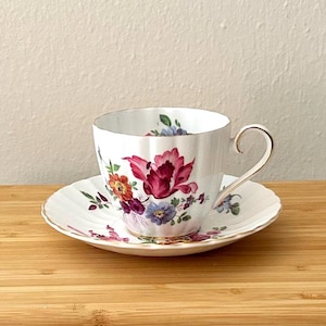 Taza y platillo de té Royal Tuscan Springtime / Porcelana fina, Inglaterra, borde dorado con diseño floral