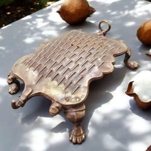 Sehr seltene Original Antike Reine Messing Vintage Reibe | Schaber mit Tierform-Gesicht & Beinen, traditionell als &quot;Khisni&quot; bekannt