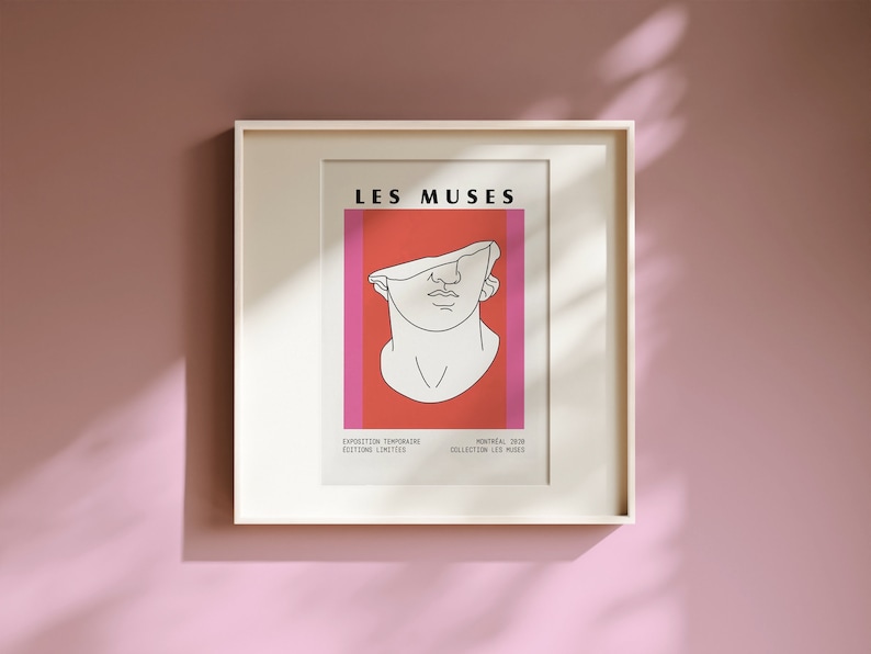 Pu&ograve; includere: Stampa artistica incorniciata con un disegno a tratto bianco di un busto classico su sfondo rosso e rosa. Il testo "LES MUSES" &egrave; in alto, con testo aggiuntivo in basso. La cornice &egrave; bianca e lo sfondo &egrave; rosa tenue.