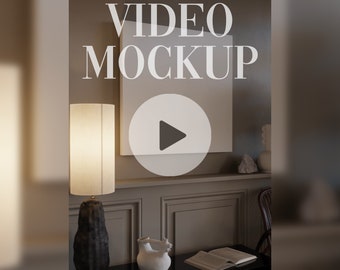 Peut inclure: Une maquette de vidéo blanche avec une icône de lecture dans un décor de salon moderne. Le cadre est suspendu au mur au-dessus d'une cheminée avec une lampe et des objets décoratifs sur la cheminée.