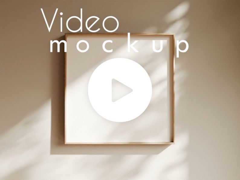Pu&ograve; includere: Una cornice quadrata in legno con le parole "Video mockup" in testo bianco. Un pulsante di riproduzione bianco &egrave; al centro della cornice. Lo sfondo &egrave; di colore beige neutro con ombre.