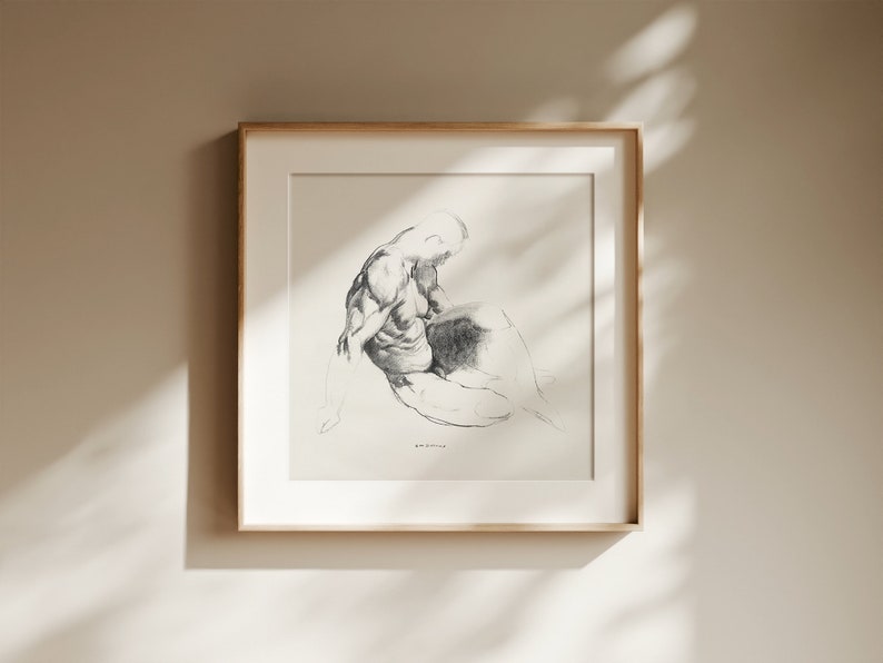 Pu&ograve; includere: Un bozzetto a matita incorniciato di una figura seduta. L'opera d'arte &egrave; in bianco e nero, con ombreggiature e linee dettagliate. La cornice &egrave; di colore legno chiaro e l'opera &egrave; esposta su una parete dai toni neutri.
