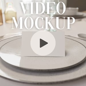 Maqueta de video de tarjeta de lugar plegada / Maqueta de tarjeta plegable en mesa / Maqueta de tarjeta de boda plegada en plato / Maqueta de tarjeta de mesa en video PSD / C01