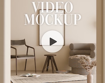 Puede incluir: Una maqueta de diseño de interiores de sala de estar con un sillón estampado en blanco y negro, una silla de madera marrón, un pequeño taburete de madera y una pantalla de video enmarcada con un icono de botón de reproducción. El texto "VIDEO MOCKUP" se muestra sobre la pantalla.