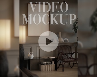 Peut inclure: Une maquette vidéo dans un salon avec un fauteuil en osier brun, une table noire avec un vase blanc et un tableau encadré au mur. Le texte "VIDEO MOCKUP" est affiché au-dessus du tableau encadré.