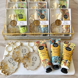 Personalized Quinceañera Keychain Favors: Epoxy Resin, Cream Gift Set
