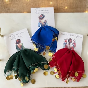 Puede incluir: Tres pañuelos de seda con adornos de monedas de oro. Los pañuelos son azul, verde y rojo. Cada pañuelo tiene una tarjeta adjunta con el texto "Aleyna's Henna Night", "Sena's Henna Night" y "Berra's Henna Night".