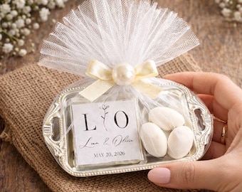 Mini vassoio personalizzato per bomboniere di nozze con cioccolatini e mandorle, un elegante ricordo per gli ospiti.