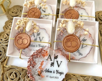 Gepersonaliseerde roségouden trouwmagneetbedankjes: elegante harsherinnering