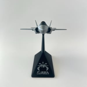 F-35 Lighting II Desk Model with Stand,  Lockheed Martin Fighter Jet F35, Airplane Model, 1:72 Scale