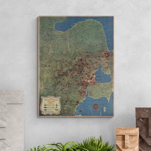 Puede incluir: Un mapa vintage del área de Detroit, Michigan, que muestra el sistema de globos de Detroit. El mapa está impreso en papel y enmarcado en madera. El mapa es verde y azul con puntos rojos que marcan ubicaciones.