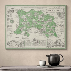 Może przedstawiać: Prostokątny wydruk ścienny zatytułowany Historic Jersey przedstawiający szczegółową mapę wyspy w odcieniach zieleni i beżu. Mapa zawiera ilustracje zamków, zabytków historycznych oraz etykiety tekstowe dla różnych parafii i lokalizacji.