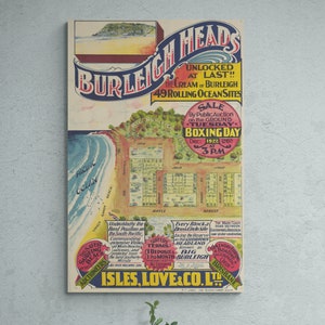 Könnte beinhalten: Ein Vintage-Plakat, das den Verkauf von Grundstücken am Meer in Burleigh Heads, Australien, bewirbt. Das Plakat zeigt eine Karte des Grundstücks mit dem Text "Burleigh Heads Unlocked at Last!" und "The Cream of Burleigh 49 Rolling Ocean Sites". Das Plakat enthält auch das Datum und die Uhrzeit des Verkaufs, "Boxing Day, Dec. 1922, 3 PM".