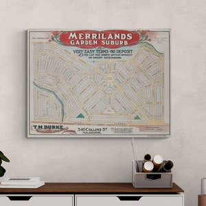 Può includere: Una mappa vintage di Merrilans Garden Suburb, uno sviluppo residenziale a Melbourne, in Australia. La mappa mostra la disposizione delle strade e dei lotti, con il testo che recita "Termini molto facili - Nessun deposito" e "T.M. Burke, 340 Collins St, Melbourne."