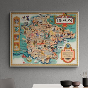 Może przedstawiać: Antyczna mapa hrabstwa Devon w Anglii, z kolorowymi ilustracjami lokalnych zabytków i atrakcji. Mapa jest oprawiona w jasną drewnianą ramę i ma żółte tło z niebieskim obramowaniem. Tytuł "DEVON" jest wydrukowany dużymi, pogrubionymi literami u góry mapy.