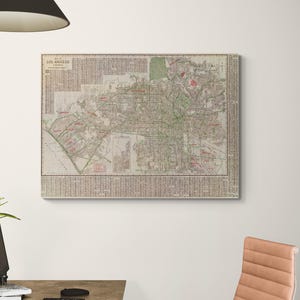 Könnte beinhalten: Eine Wandkarte im Vintage-Stil von Los Angeles, Kalifornien, mit einem detaillierten Raster aus Straßen, Stadtvierteln und Sehenswürdigkeiten. Die Karte ist in gedeckten Beige-, Grün- und Rottönen gehalten und trägt den Text Map of Los Angeles California.