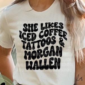 Könnte beinhalten: Ein weißes T-Shirt mit schwarzem Text, der "She likes iced coffee, tattoos & Morgan Wallen" lautet.