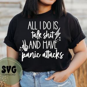 Könnte beinhalten: Schwarzes T-Shirt mit weißem Text: "ALL I DO IS talk shit AND HAVE panic attacks." Das Design beinhaltet ein Friedenszeichen mit einer Skeletthand und einem Blitz. Das T-Shirt hat einen lässigen Stil.