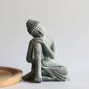 Mini estatua de Buda descansando / Escultura de Buda de arenisca / Estatua zen / Pequeña estatua de jardín zen /