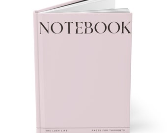 Cuaderno de tapa dura color rosa peonía, con hojas rayadas y perforadas.