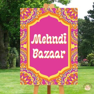 Op de afbeelding: Een roze en geel bord met een decoratieve rand en de tekst "Mehndi Bazaar" in wit.