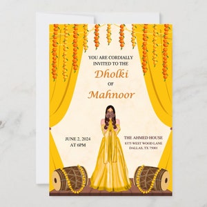 Może przedstawiać: Żółto-pomarańczowa karta zaproszenia z tekstem "YOU ARE CORDIALLY INVITED TO THE Dholki OF Mahnoor". Projekt zawiera ilustracje kobiety, bębnów i girland kwiatowych, ze szczegółami wydarzenia.
