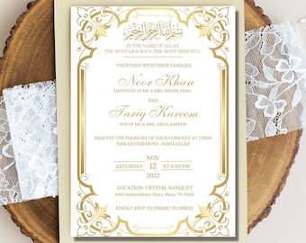 Puede incluir: Elegante invitación de boda con caligrafía dorada y bordes decorativos. La invitación incluye los nombres Noor Khan y Tariq Kareem, junto con la fecha, hora y lugar de la ceremonia. El texto está en inglés y árabe.