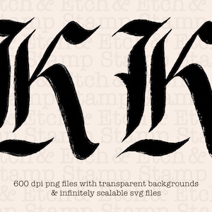 K&ouml;nnte beinhalten: Schwarz-wei&szlig;er stilisierter Buchstabe K in einer gotischen Schriftart. Der Buchstabe ist mit dicken Pinselstrichen gezeichnet und hat einen kr&auml;ftigen, dramatischen Look. Das Bild ist vor einem hellen Hintergrund platziert.
