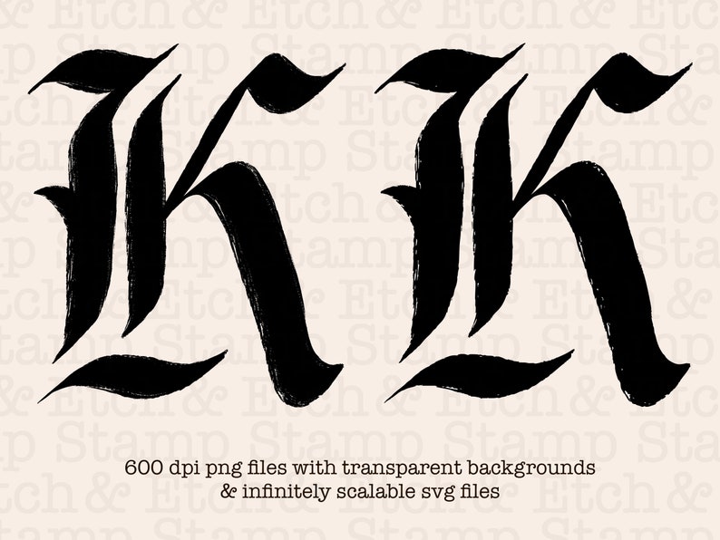 K&ouml;nnte beinhalten: Schwarz-wei&szlig;er stilisierter Buchstabe K in einer gotischen Schriftart. Der Buchstabe ist mit dicken Pinselstrichen gezeichnet und hat einen kr&auml;ftigen, dramatischen Look. Das Bild ist vor einem hellen Hintergrund platziert.