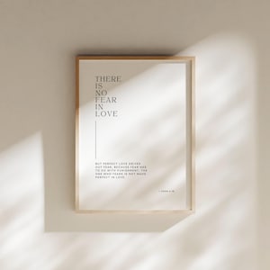 1 Johannes 4 18 | Schrift Wand Kunst zum Ausdrucken | Bibel Vers Wandkunst | Moderne minimalistische christliche Wohnkultur | Perfekte Liebe vertreibt die Angst