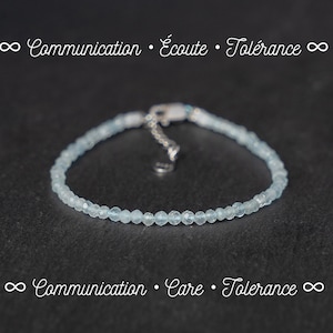 Könnte beinhalten: Ein zartes Armband aus hellblauen Aquamarinperlen mit einem silbernen Verschluss. Das Armband liegt auf einem schwarzen Hintergrund mit dem Text "Communication · Care · Tolerance ∞" darunter.