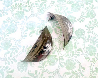 Pendientes vintage de hojas martilladas a mano en tono plateado: joyas florales tropicales de los años 90, 5 cm