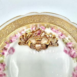 Broche vintage con corona, dos manos y corazón, estilo victoriano de los años 90, firmado por AVON.