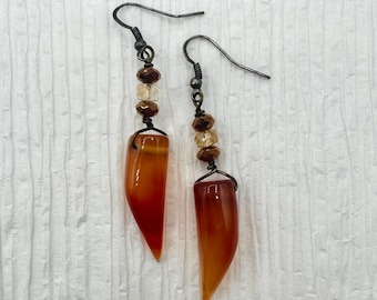 Pendientes colgantes vintage de cuerno de cornalina naranja auténtico de los años 90 con detalles de cristal facetado, 7 cm