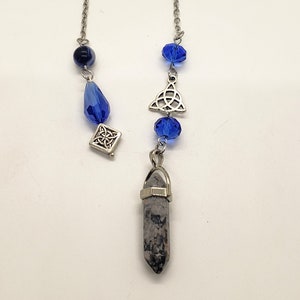 Péndulo - Colgante de péndulo personalizado, adivinación del péndulo radiestesia, encanto celta, cuentas azules, colgante de cristal blanco y negro