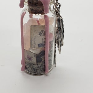 Frascos de Spell Shaker, -un hechizo de amor por amor propio - cuarzo rosa, amuletos de plumas