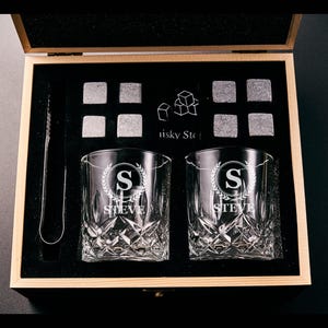 Personligt whiskyglasset med trälåda, graverat whiskyglas, whiskysten, present till marskalken, present till pojkvän, födelsedagspresent till honom Set B