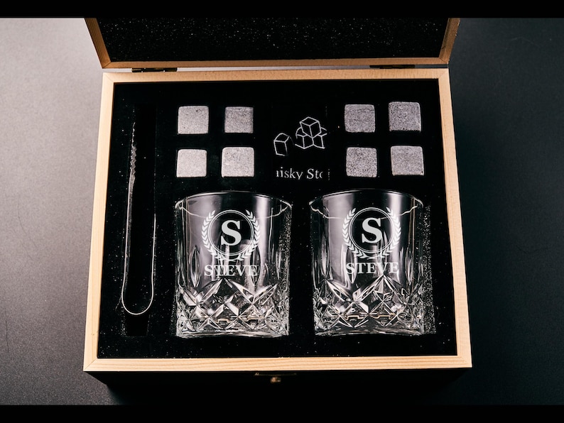 Personligt whiskyglasset med trälåda, graverat whiskyglas, whiskysten, present till marskalken, present till pojkvän, födelsedagspresent till honom Set B