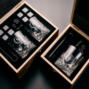 Personligt whiskyglasset med trälåda, graverat whiskyglas, whiskysten, present till marskalken, present till pojkvän, födelsedagspresent till honom bild 5
