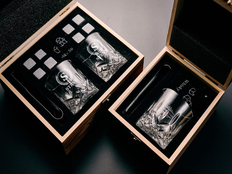 Personligt whiskyglasset med trälåda, graverat whiskyglas, whiskysten, present till marskalken, present till pojkvän, födelsedagspresent till honom bild 5