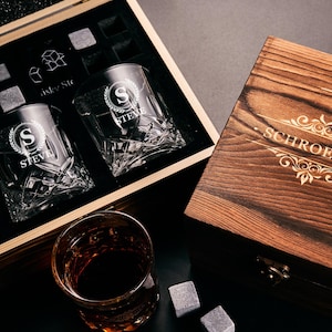 Personligt whiskyglasset med trälåda, graverat whiskyglas, whiskysten, present till marskalken, present till pojkvän, födelsedagspresent till honom bild 6