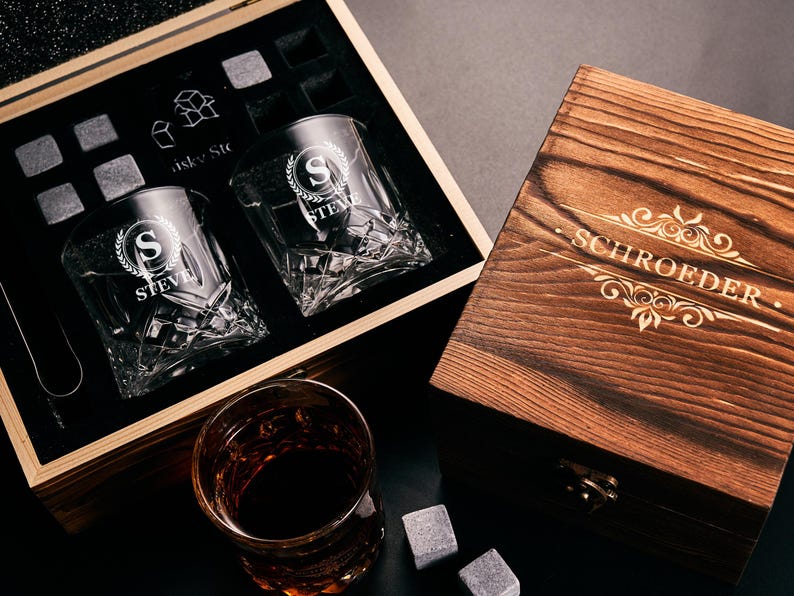 Personligt whiskyglasset med trälåda, graverat whiskyglas, whiskysten, present till marskalken, present till pojkvän, födelsedagspresent till honom bild 6