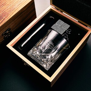 Personligt whiskyglasset med trälåda, graverat whiskyglas, whiskysten, present till marskalken, present till pojkvän, födelsedagspresent till honom Set A