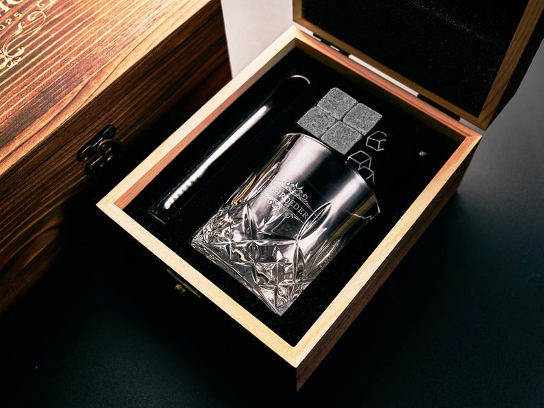 Personligt whiskyglasset med trälåda, graverat whiskyglas, whiskysten, present till marskalken, present till pojkvän, födelsedagspresent till honom Set A
