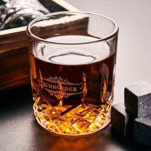Personligt whiskyglasset med trälåda, graverat whiskyglas, whiskysten, present till marskalken, present till pojkvän, födelsedagspresent till honom Set C (Only 1 Glass)