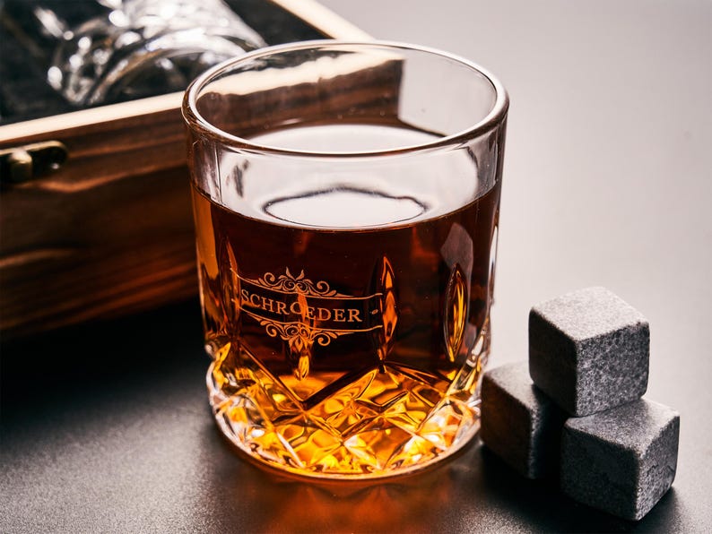 Personligt whiskyglasset med trälåda, graverat whiskyglas, whiskysten, present till marskalken, present till pojkvän, födelsedagspresent till honom Set C (Only 1 Glass)