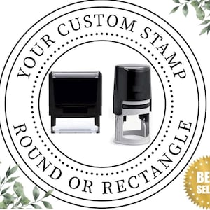 以下が含まれることがあります： 「YOUR CUSTOM STAMP ROUND OR RECTANGLE」の文字が入った円形デザインの中に、長方形と円形の2つの黒いカスタムスタンプが表示されています。右下には金の「BEST SELLER」シールがあります。