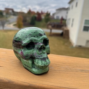 Calavera de cristal de zoisita/verde/algunos tonos rosados